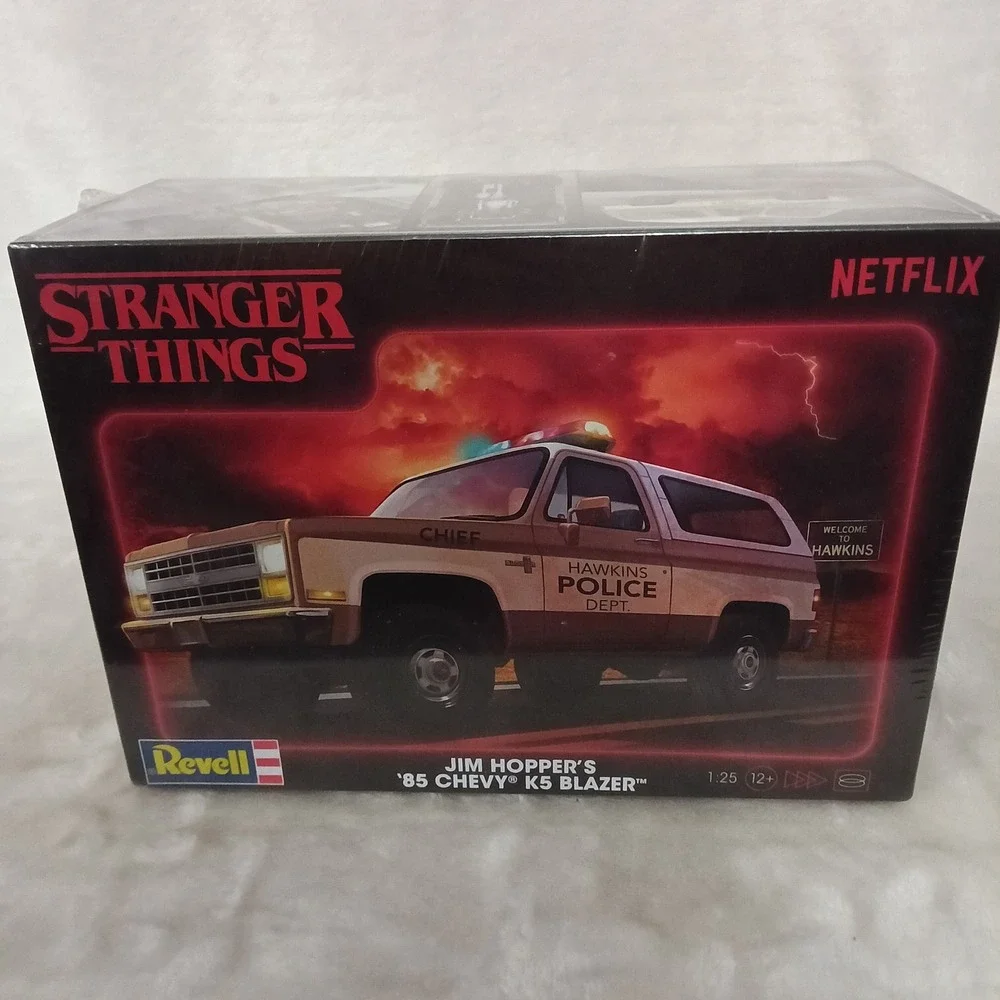 Revell Stranger Things Jim Hopper 85 Chevy K5 Blazer Model Kit 1:25 14558 NEW